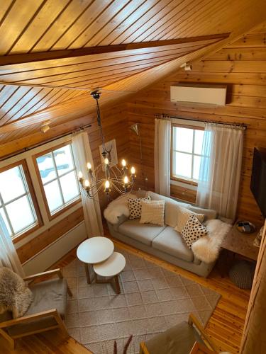 Et opholdsområde på Lomanaamanka Naava-hirsimökki