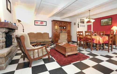 un salon avec cheminée et une salle à manger dans l'établissement 2 Bedroom Lovely Home In Saint-Lunaire, à Saint-Lunaire