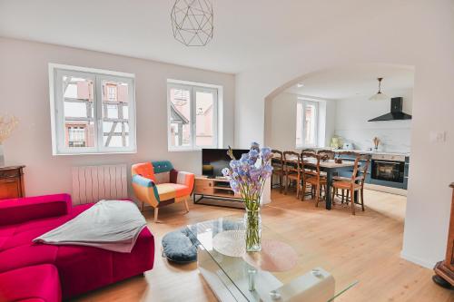 un salon avec un canapé rouge et une table dans l'établissement APPARTEMENT ELSA - Au Calme des Vignes - Parking privatif & Animaux Bienvenus, à Dambach-la-Ville