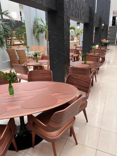 a row of tables and chairs in a restaurant at Oasis Tower Hotel in Ribeirão Preto
