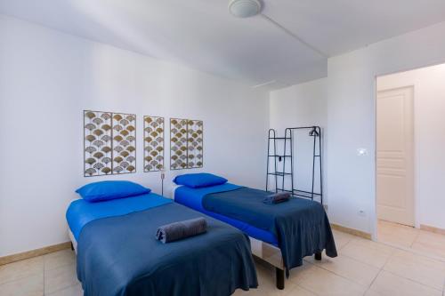 En eller flere senge i et værelse på VILLA Marly