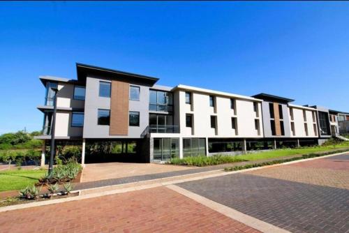un grande edificio con molte finestre di Zimbali Boulevard Edge 203 a Ballito