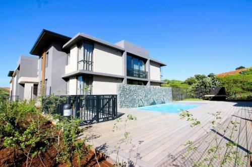 una casa con terrazza e piscina di Zimbali Boulevard Edge 203 a Ballito