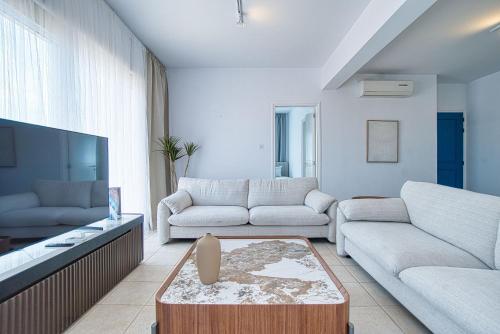 Μια τηλεόραση ή/και κέντρο ψυχαγωγίας στο Mandria Gardens 2 BED