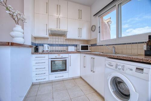Η κουζίνα ή μικρή κουζίνα στο Mandria Gardens 2 BED