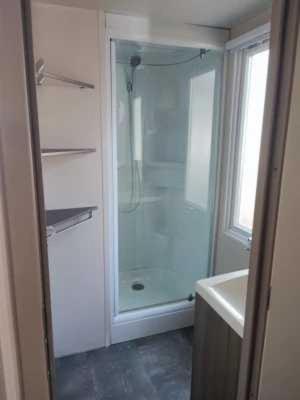 une salle de bain blanche avec une douche et un lavabo dans l'établissement Camping 4 étoiles - Parc aquatique - eehhd0, à Saint-Cyprien