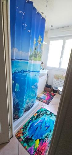 une pièce avec une fresque murale de l'océan au sol dans l'établissement Charmante chambre chez l'habitant, à Cannes