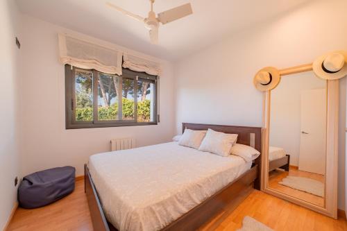 un dormitorio con una cama y una ventana en Casa Montalt, en Sant Vicenç de Montalt
