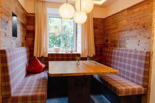 a room with two benches and a table and a window at Gasthof Post in Rennweg