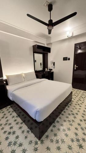 AdūrにあるLuxe Style Hotelsのベッドルーム(大きな白いベッド、天井ファン付)