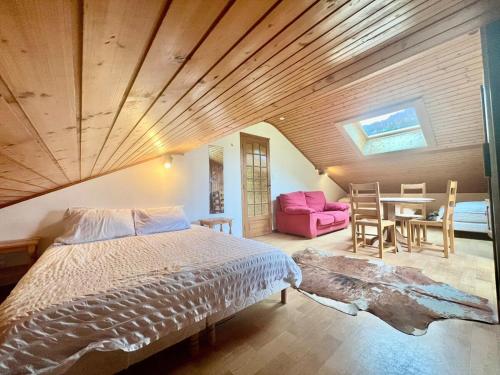 une chambre avec un lit, une table et des chaises dans l'établissement Centrally Located Studio in Morzine Centre, à Morzine