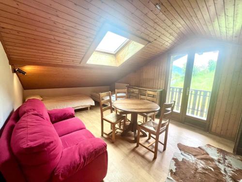 un salon avec un canapé et une table dans l'établissement Centrally Located Studio in Morzine Centre, à Morzine