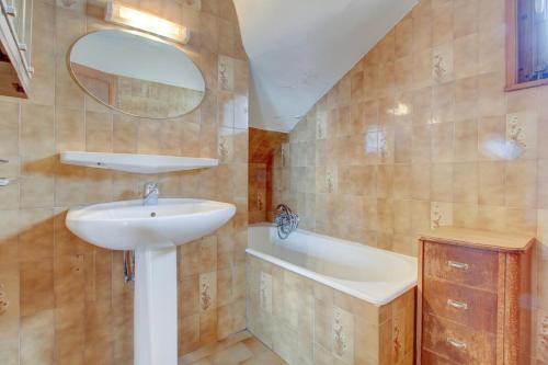 une salle de bain avec un lavabo et une baignoire dans l'établissement Centrally Located Studio in Morzine Centre, à Morzine