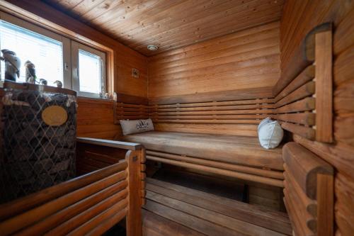 a sauna with a bench in a wooden cabin at Holiday Villa Kallan Pore in Kalajoki