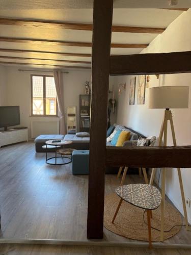 un salon avec un canapé et une table dans l'établissement La Colombe, à Beblenheim