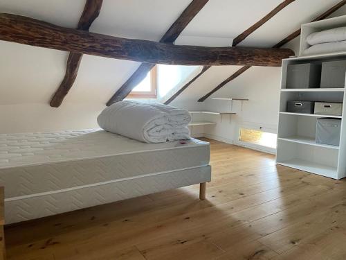 une chambre avec un lit dans un grenier dans l'établissement Charming apartment in Corsican Village, à Vescovato