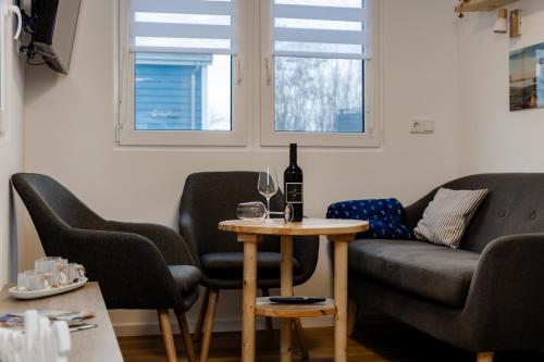 Posezení v ubytování Tiny Haus Boddenblick