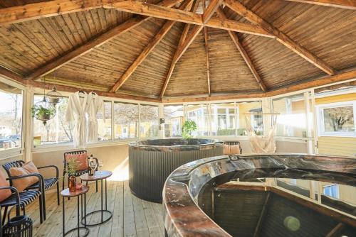 a large room with a hot tub and a spa at Hotell Björkhaga in Mullsjö