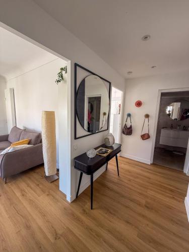 - un salon avec un canapé et une table avec un miroir dans l'établissement Magnifique appartement avec grande terrasse Nice, à Nice