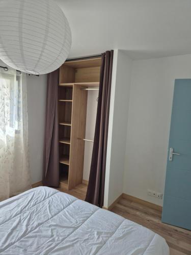 une chambre avec un lit blanc et une fenêtre dans l'établissement La belle évasion, à Perros-Guirec