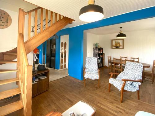 - un salon avec un escalier, une table et des chaises dans l'établissement Maison avec Jardin, WIFI, à 50m Plage - TREGASTEL - FR-1-368-31, à Trégastel