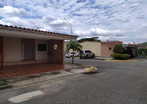 una calle vacía con un edificio y un semáforo en Amplia y agradable Casa en San Diego, en San Diego