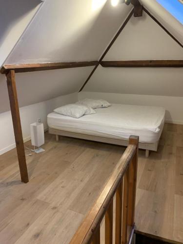 Ce petit lit se trouve dans un dortoir doté de parquet. dans l'établissement Maison Cosy 3 chambres proche de Dieppe, à Saint-Nicolas-dʼAliermont