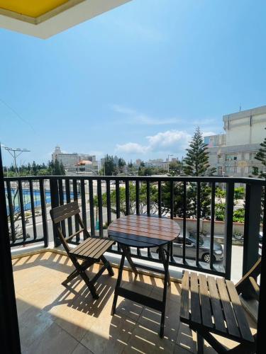 a patio with a table and chairs on a balcony at 198紅帽民宿l市區l2025冷氣全面換新 in Magong