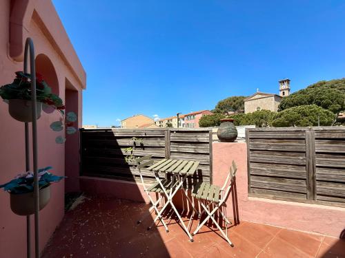 un patio avec une table et des chaises sur un balcon dans l'établissement Studio Moderne - Terrasse - Parking Privé, à Carqueiranne
