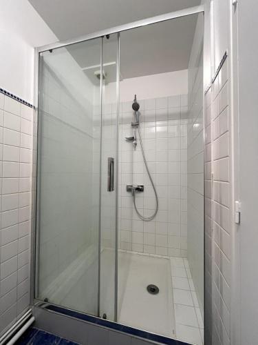 une douche avec une porte vitrée dans une salle de bain dans l'établissement Bienvenue à L'Oustalet Appt 7, à Cazaubon