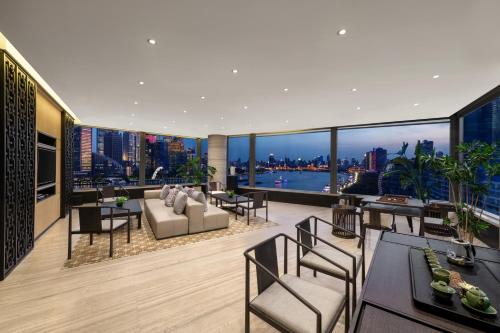 Un lugar para sentarse en Banyantree Shanghai On the Bund - Tales rooftop bar boasts a jaw-dropping panoramic vista