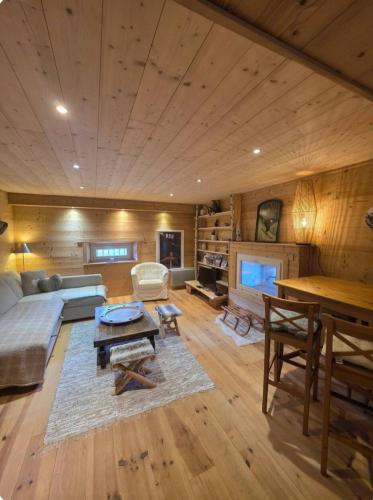 a living room with a couch and a table at Appartement au rez de jardin d'une villa Mexicaine in Barcelonnette