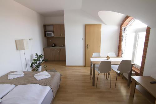 Postel nebo postele na pokoji v ubytování Resort Zajíci ze Zaječí