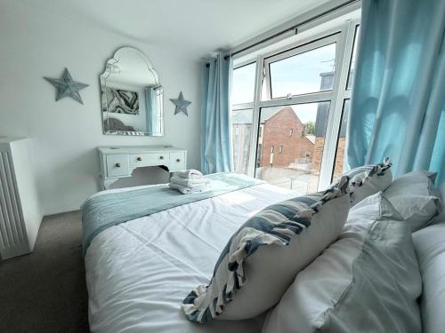 Un dormitorio con una cama y una ventana grande. en Welcome Guests City Centre Apartment, en Chester
