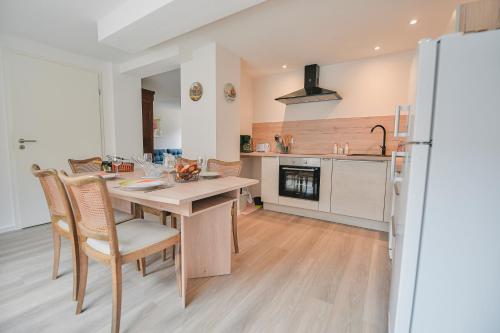 une cuisine et une salle à manger avec une table et des chaises dans l'établissement APPARTEMENT JANGO - Au Calme des Vignes - Parking privatif & Animaux Bienvenus, à Dambach-la-Ville