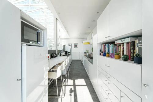 une bibliothèque avec une rangée de tables et de chaises dans l'établissement Appartement d'architecte de 260m² avec grand balcon à Marseille, à Marseille