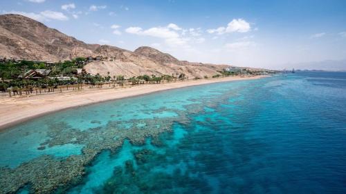 an aerial view of a beach and the ocean at דירת משפחה מודרנית עם נוף לים in Eilat