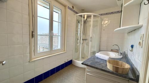 une salle de bain avec un lavabo et une douche dans l'établissement Maison de charme à Cayeux-sur-Mer – Idéale pour un séjour en famille ou entre amis !, à Cayeux-sur-Mer