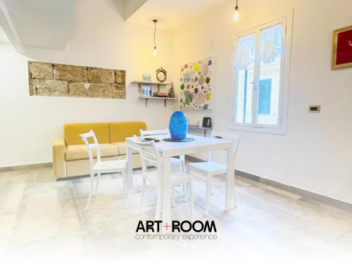 Khu vực ghế ngồi tại Dalì Art Room Studio Apartment