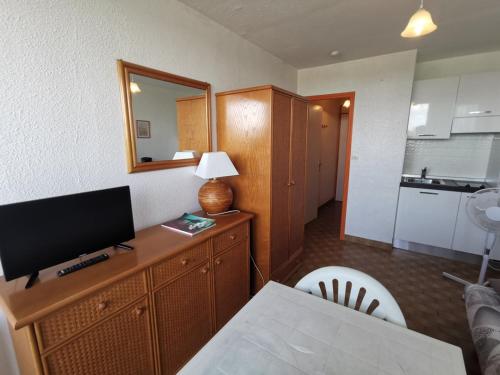 Cette chambre dispose d'un bureau, d'une télévision et d'une cuisine. dans l'établissement Studio Héliopolis L48 - 2 personnes, au Cap d'Agde