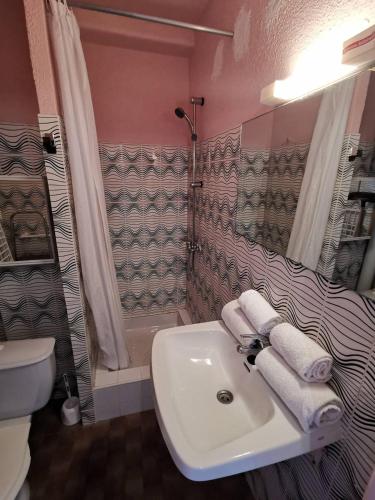 une salle de bain avec un lavabo, une douche et des toilettes dans l'établissement Studio Héliopolis L48 - 2 personnes, au Cap d'Agde