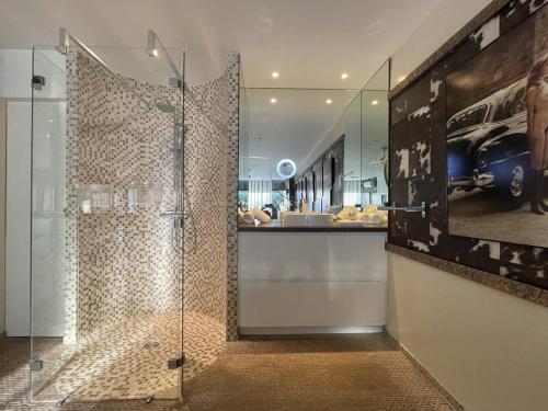 une salle de bain avec douche et lavabo dans l'établissement STUDIO MAXXX - Héliopolis E85 Luxe 4 personnes, au Cap d'Agde