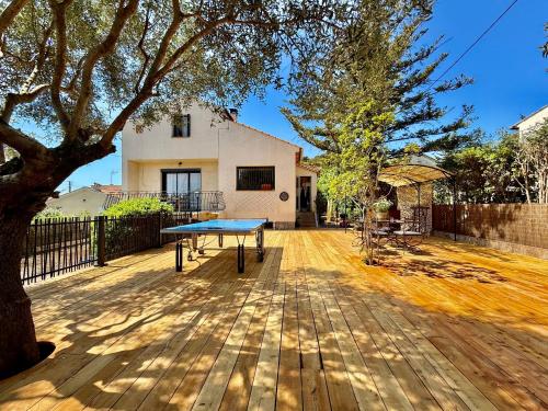 - une table de ping-pong au milieu d'une cour dans l'établissement Maison Moderne - Grande Terrasse - Quartier calme, à La Garde