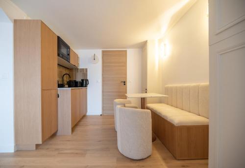 un salon avec une table et une cuisine dans l'établissement CIA - Modern Flat, Galeries Lafayette, à Paris