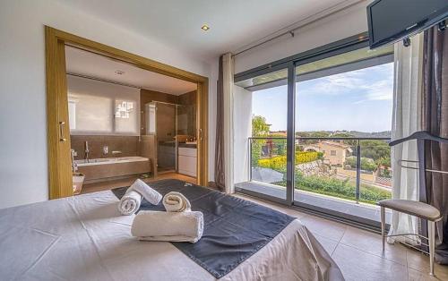 En eller flere senge i et værelse på Club Villamar - Vuitton