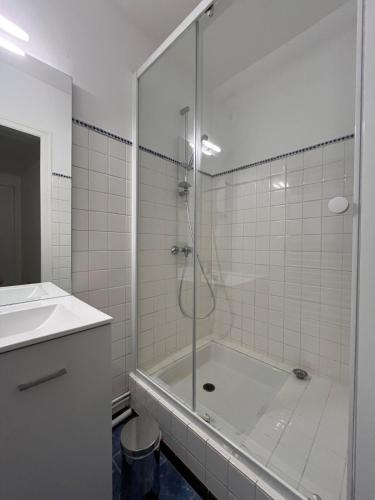 une salle de bain avec une douche, une baignoire et un lavabo dans l'établissement Bienvenue à l'Oustalet Appt 5, à Cazaubon