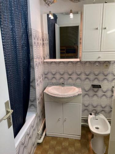 une salle de bain avec un lavabo et un miroir dans l'établissement Studio Héliopolis K114 - 4 personnes, au Cap d'Agde