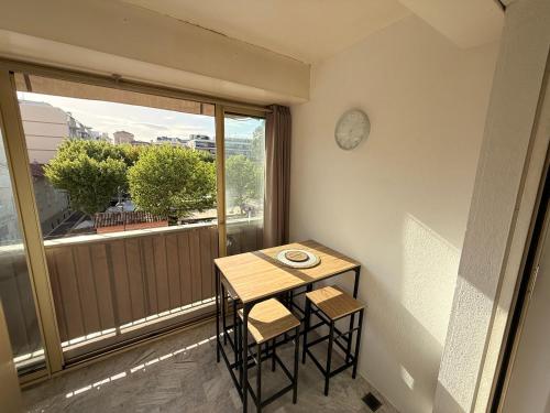 Cette chambre dispose d'une petite table et de chaises. dans l'établissement Palm Beach Escape, à Cannes