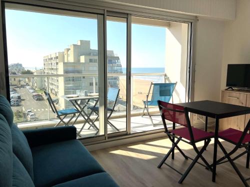 un salon avec un canapé, une table et des chaises dans l'établissement GREEMENT SAINT GILLES CROIX DE VIE, à Saint-Gilles-Croix-de-Vie