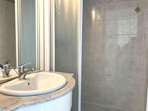 une salle de bain avec un lavabo et une douche dans l'établissement GREEMENT SAINT GILLES CROIX DE VIE, à Saint-Gilles-Croix-de-Vie